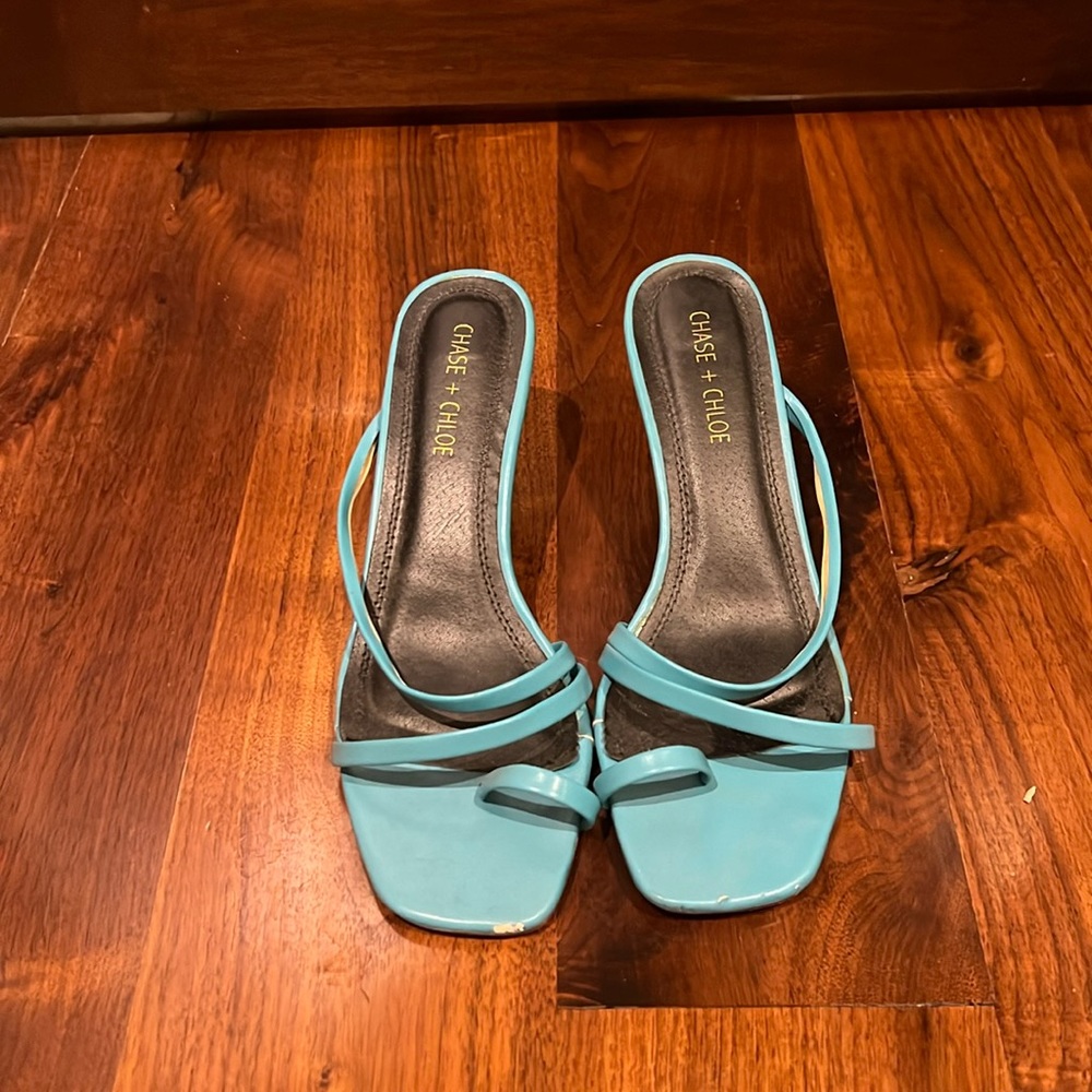 CHASE + CHLOE blue flip flop heel